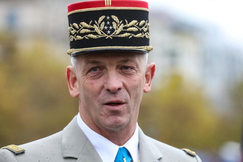 Tribune de militaires dans « Valeurs actuelles » : dix-huit signataires vont passer devant un conseil militaire
