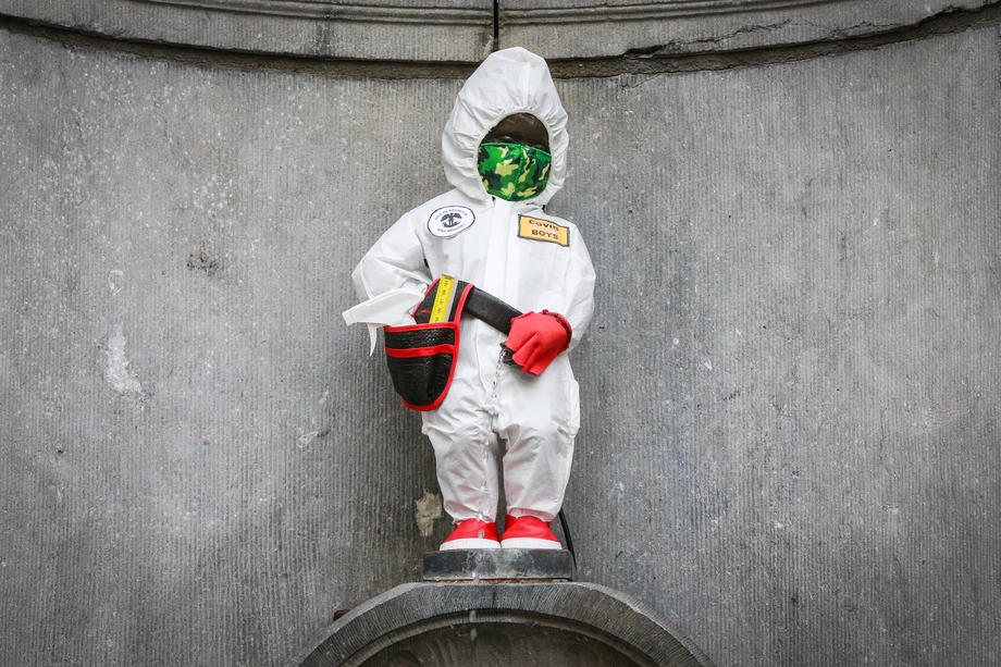 Manneken Pis in « Covid Boys » costume