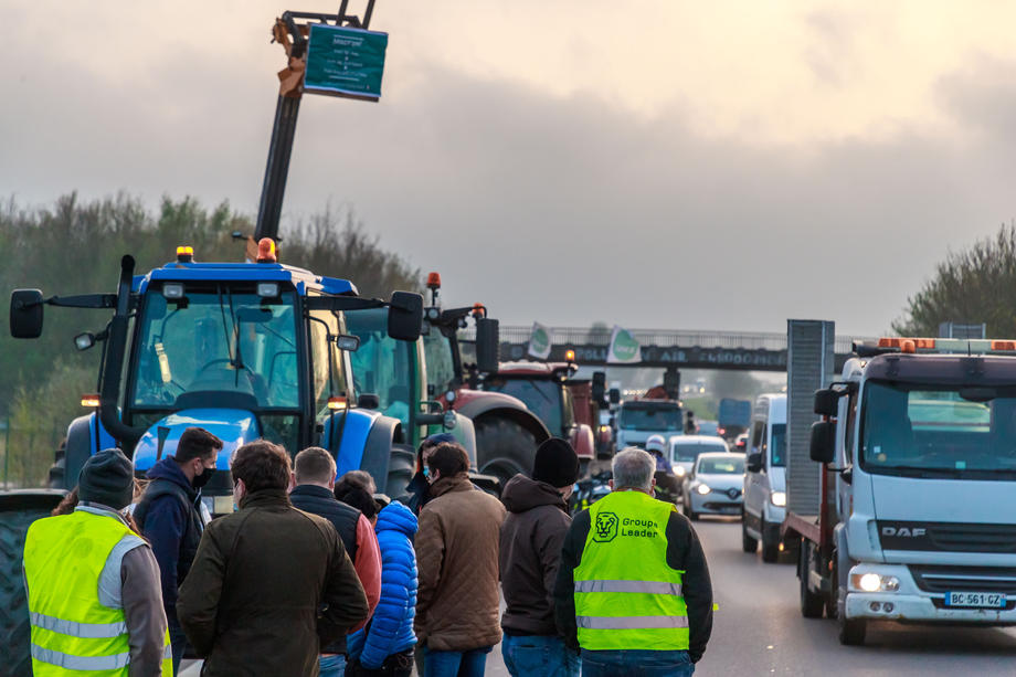Farmers block roads around Paris to protest against the CAP reform