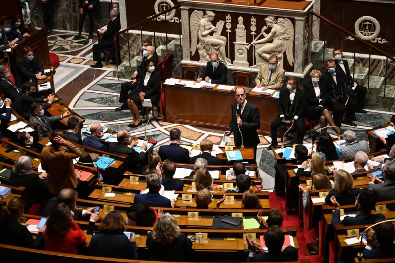 Pass sanitaire : les députés votent finalement le texte et la sortie de l’état d’urgence