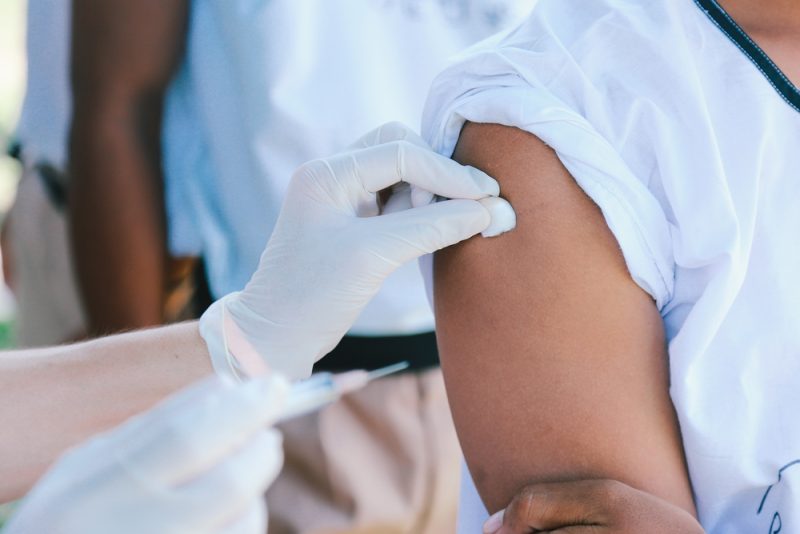 Vaccins : le G7 et l'UE pourraient faire don de plus de 150 millions de doses à Covax