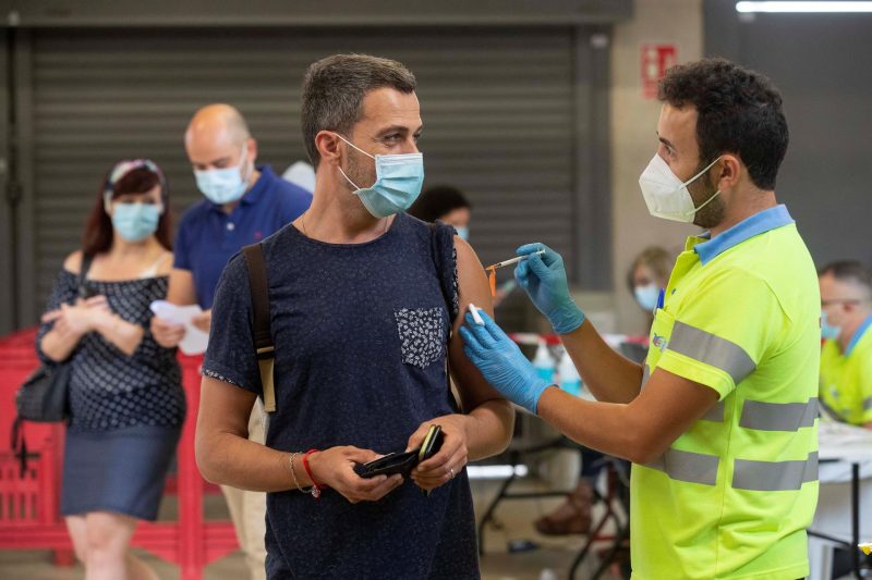 Les variants pourraient nécessiter l'injection d'une troisième dose selon une immunologiste espagnole