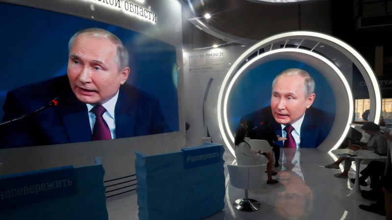 Vladimir Poutine dit vouloir trouver des moyens d'améliorer les liens avec Joe Biden