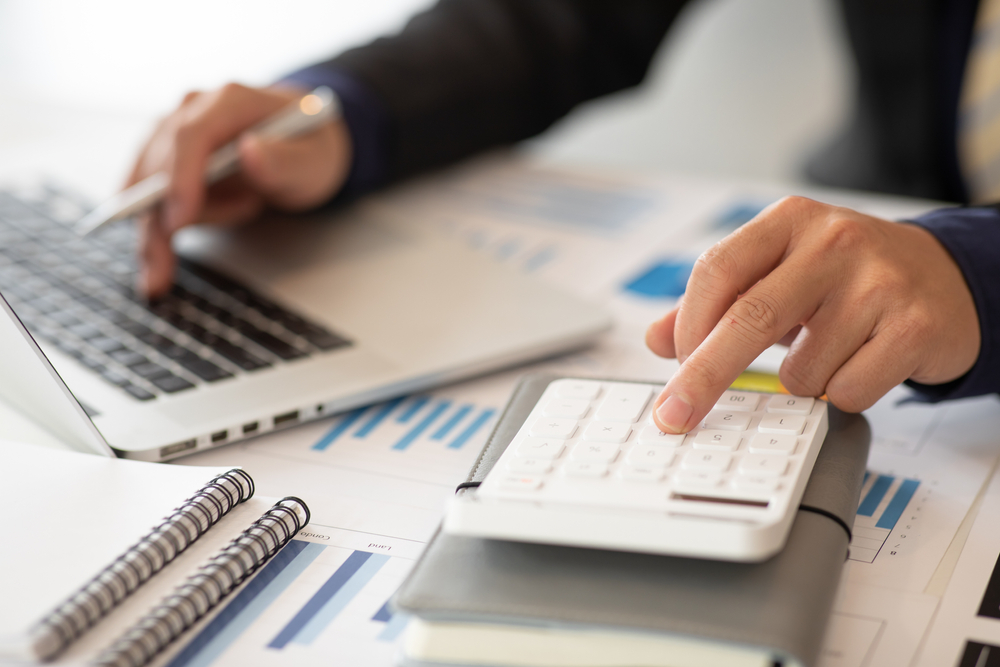 Businessmen,Are,Calculating,Income-expenditure,And,Analyzing,Real,Estate,Investment,Data,