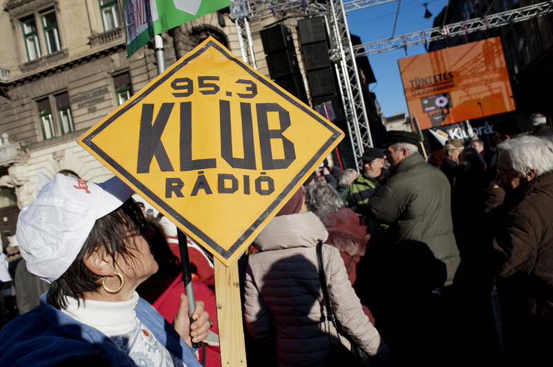 Radio hongroise privée d’antenne : l’UE lance une procédure contre Budapest