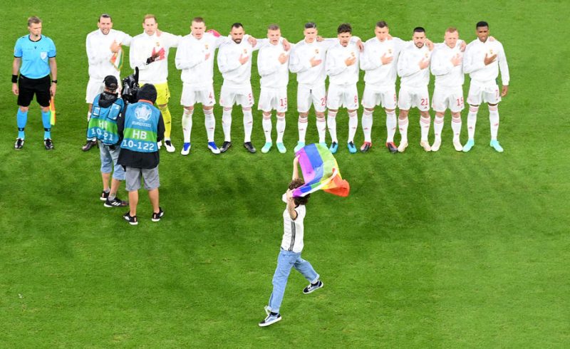 Euro : un activiste sur le terrain avec un drapeau arc-en-ciel pendant l’hymne hongrois