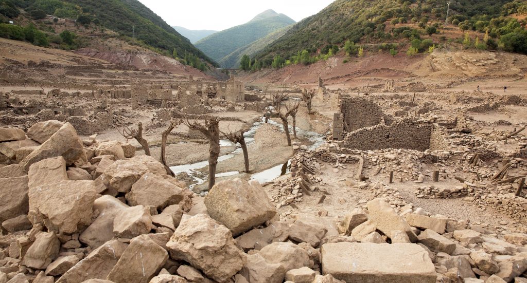 Old village of Mansilla de la Sierra emerges