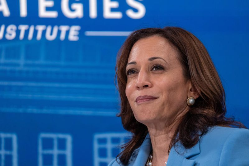 Des militants polonais interpellent Kamala Harris sur la liberté de la presse