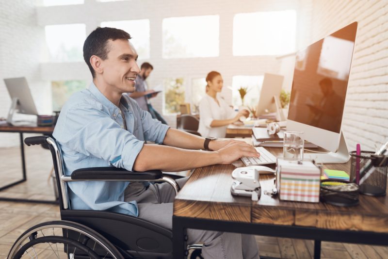 Le gouvernement promet d'améliorer la vie des personnes handicapées, première cible des discriminations en France