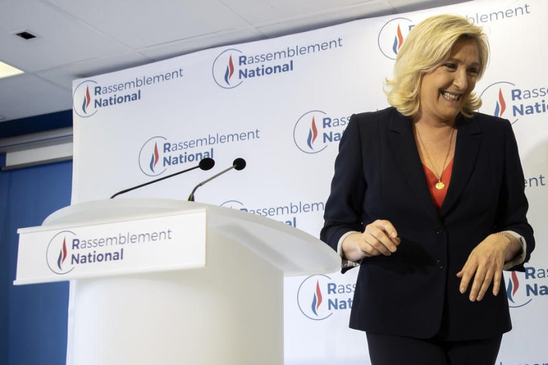 Marine Le Pen, héritière de l'extrême droite française qu'elle a "banalisée"