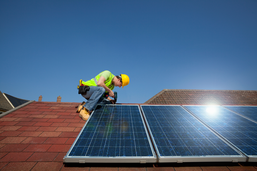 Horizontal,Shot,Of,An,Engineer,Installing,A,Solar,Panel,On