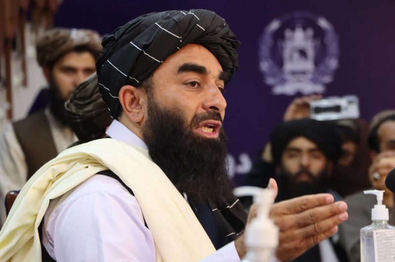 Les responsables talibans consultent, Biden juge que le « chaos » était inévitable