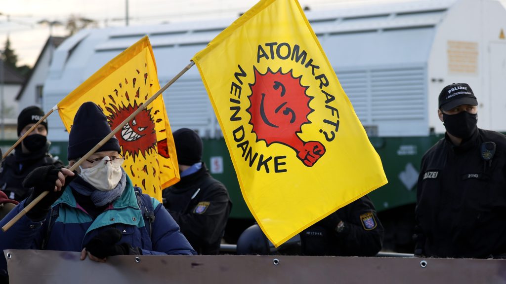 epa08797740 Anti-nuclear activists demonstrate during the arrival of the train with six containers (Castor) with nuclear waste at the train station in Biblis, Germany, 04 November 2020. A train   carries six containers with nuclear waste from the site of Sellafield in the UK to be forwarded to the interim storage facility at the nuclear power plant of Biblis.  EPA-EFE/RONALD WITTEK