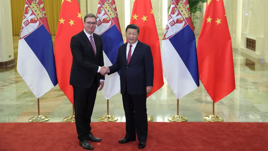 epa07029932 The President of Serbian Aleksandar Vucic  (L) shakes hands with Chinese President Xi Jinping (R) at The Great Hall Of The People on September 18, 2018 in Beijing, China.  EPA-EFE/LINTAO ZHANG / POOL