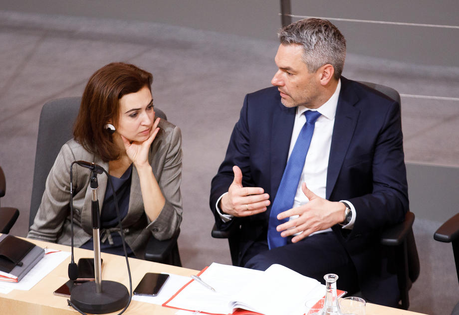 Declaration of new Austrian coaltion government of OeVP and the Green Party