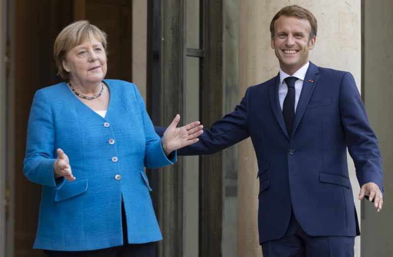 Emmanuel Macron fait presque ses adieux à Angela Merkel lors d'un dîner