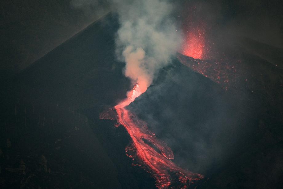 Cumbre Vieja volcano continues in eruption