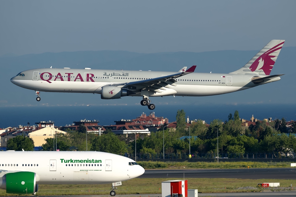 Istanbul,,Turkey,-,Circa,May,,2015:,Qatar,Airways,Airbus,A330