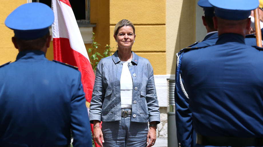 Austrian Defence Minister Tanner visits Sarajevo