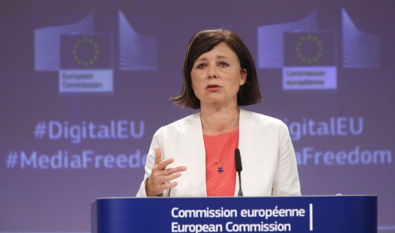 « Le journalisme est devenu un métier dangereux » en Europe selon la vice-présidente de la Commission Věra Jourová