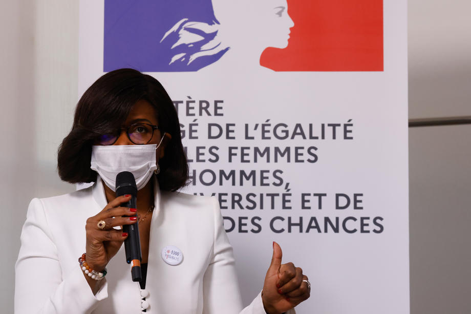 French President Macron meets with entrepreneurs and managers