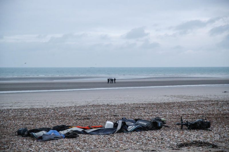 Drame migratoire : Boris Johnson appelle la France à reprendre les migrants qui traversent la Manche