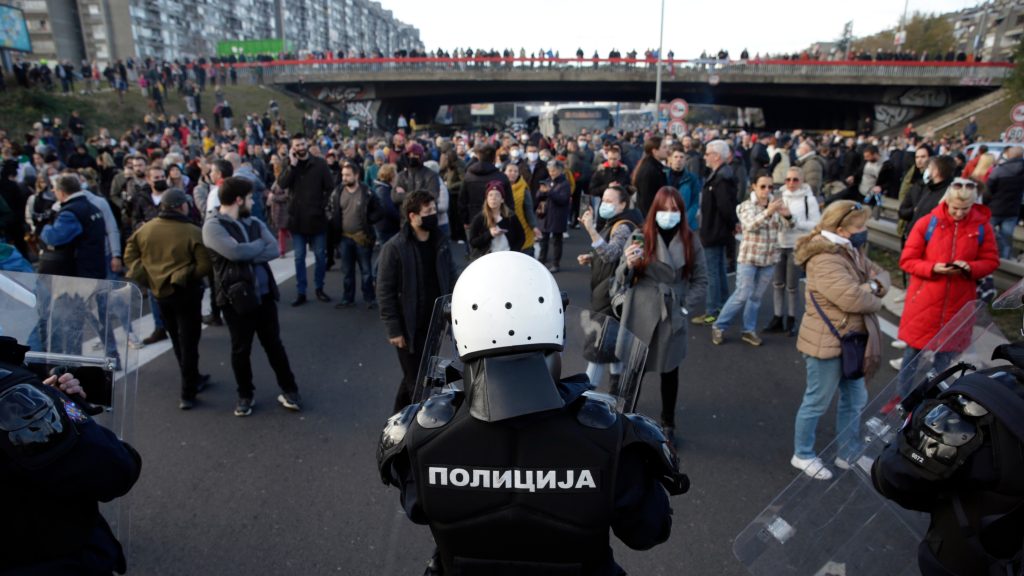 epa09607410 Police in riot gear stand off with protesters blocking the E-75 highway in Belgrade, Serbia, 27 November 2021. Anti-government demonstrators blocked roads and bridges in Serbia to protest against new laws they say favor interests of foreign investors devastating the environment.  EPA-EFE/ANDREJ CUKIC