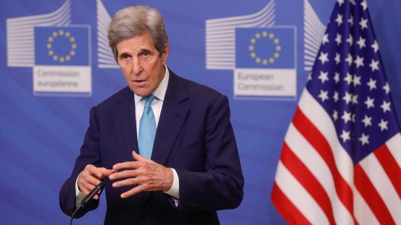 Pour John Kerry, les taxes carbone aux frontières sont « une piste qu'il est légitime d’explorer »