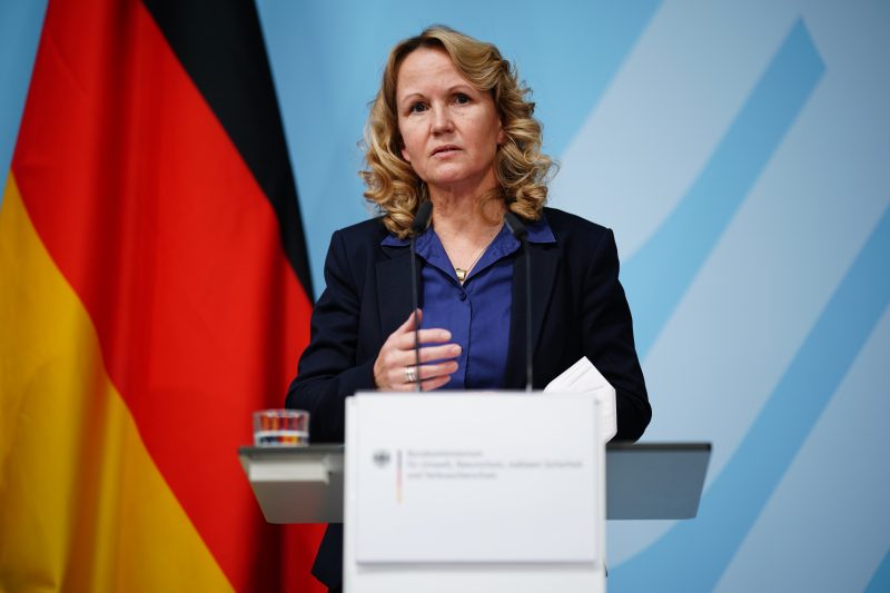 La nouvelle ministre allemande de l'Environnement fait ses débuts à Bruxelles
