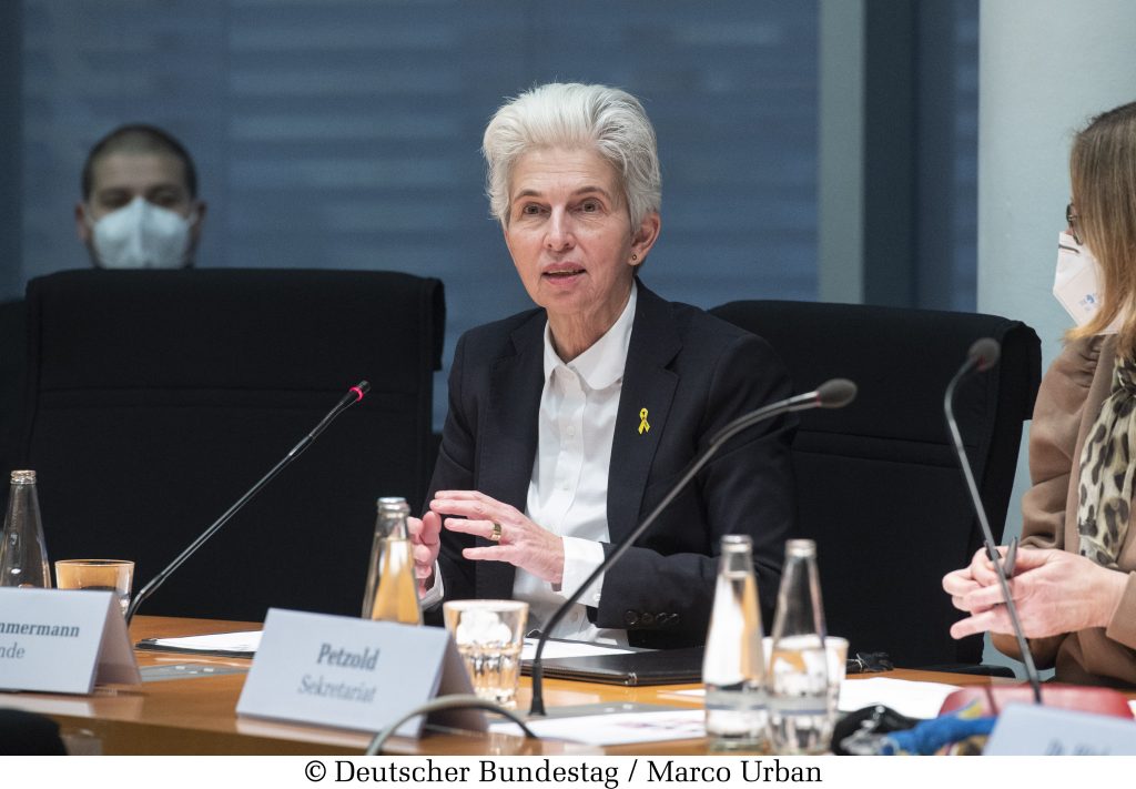 Vorsitzende des Verteidigungsausschusses ist Dr. Marie-Agnes Strack-Zimmermann, FDP, MdB.