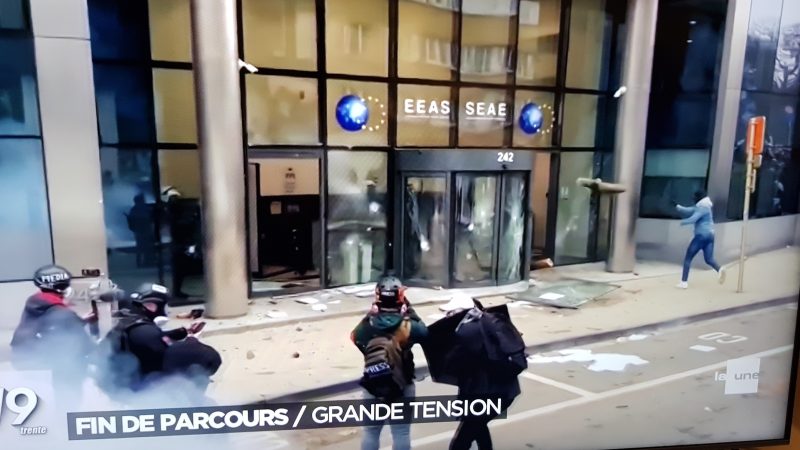 Le Service européen pour l’action extérieure vandalisé lors d’une manifestation contre les restrictions Covid
