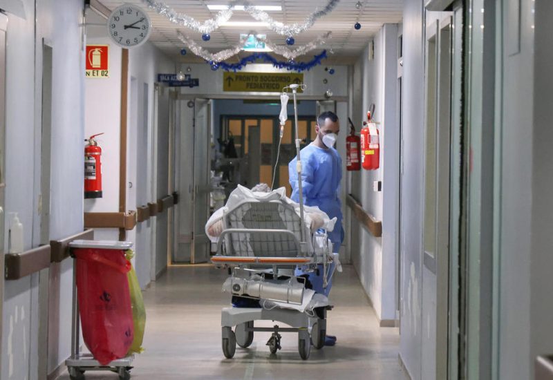 Malgré le raz-de-marée Omicron, des responsables entrevoient une sortie de la pandémie
