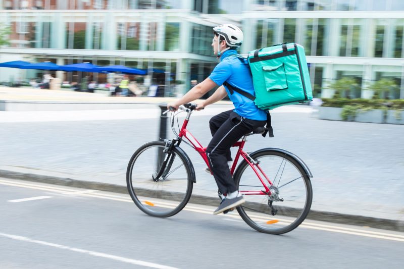 Les travailleurs d’Uber et de Deliveroo seront reclassés en tant que salariés, selon les syndicats