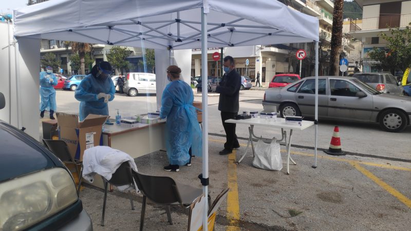 Les tests PCR payants provoquent des remous politiques en Grèce