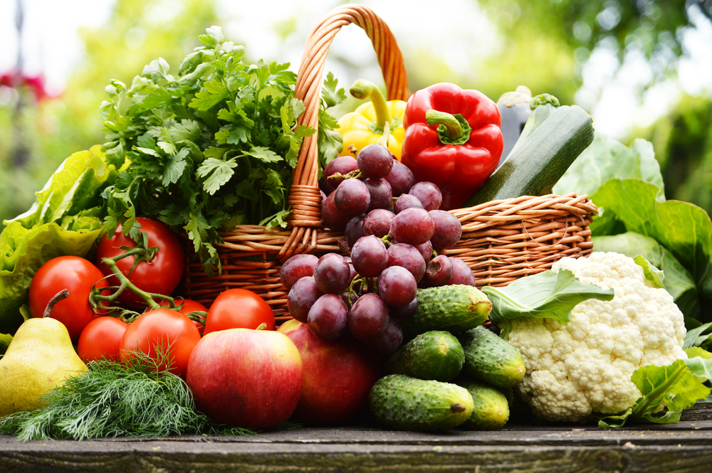 Fresh,Organic,Vegetables,In,Wicker,Basket,In,The,Garden