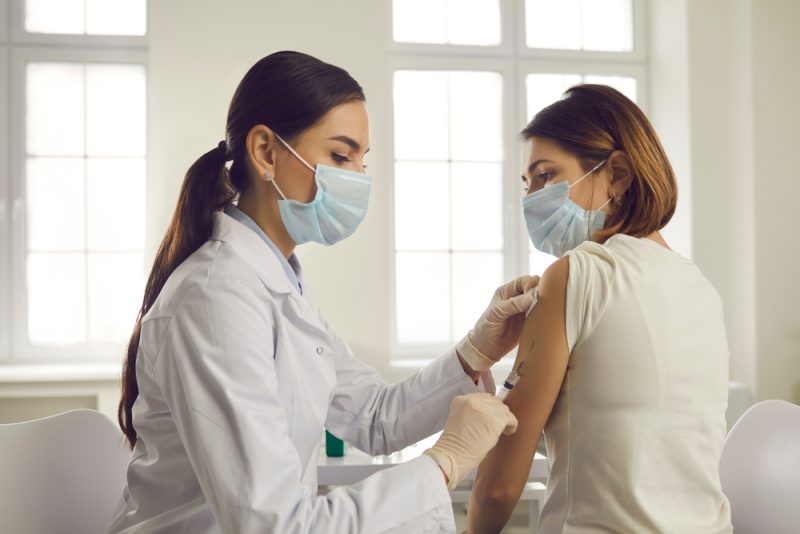 La France adopte le passe vaccinal, l’Europe se divise sur la vaccination obligatoire
