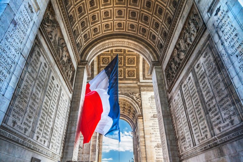 Le drapeau européen sous l’Arc de Triomphe, ou l’actualisation du lien entre nation et Europe