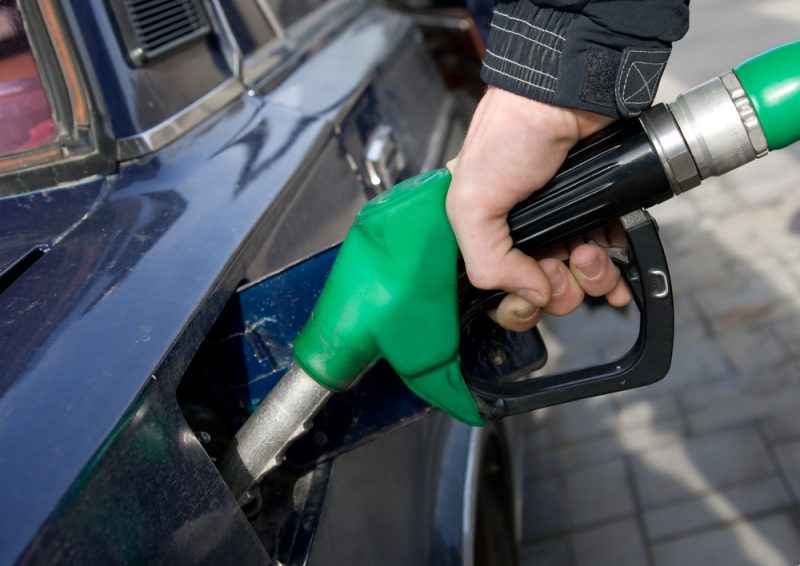 Présidentielle : l'exécutif dans une tenaille politique face à la flambée des prix du carburant
