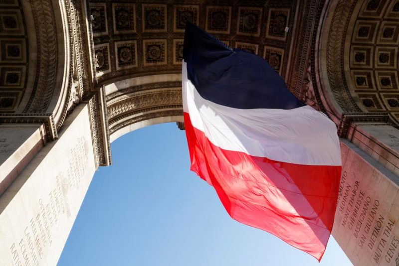 PFUE : le drapeau européen sous l'Arc de Triomphe provoque une polémique éclair