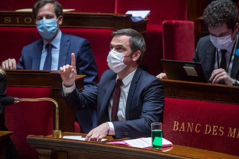 Couac à l'Assemblée nationale après la suspension de l'examen du futur passe vaccinal
