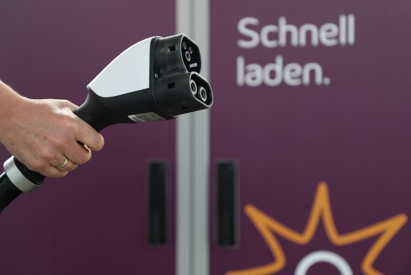 L’industrie automobile tire la sonnette d’alarme sur le manque de bornes de recharge électrique