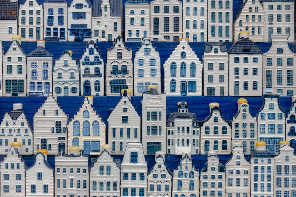 White,And,Blue,Ceramic,Houses,,Famous,Souvenir,Miniature,From,Netherlands
