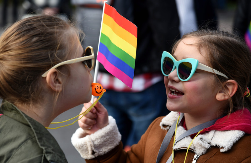 L’UE divisée sur le projet de la Commission visant à donner aux parents des droits transfrontaliers