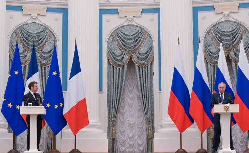 Emmanuel Macron propose des "garanties concrètes de sécurité" à Vladimir Poutine