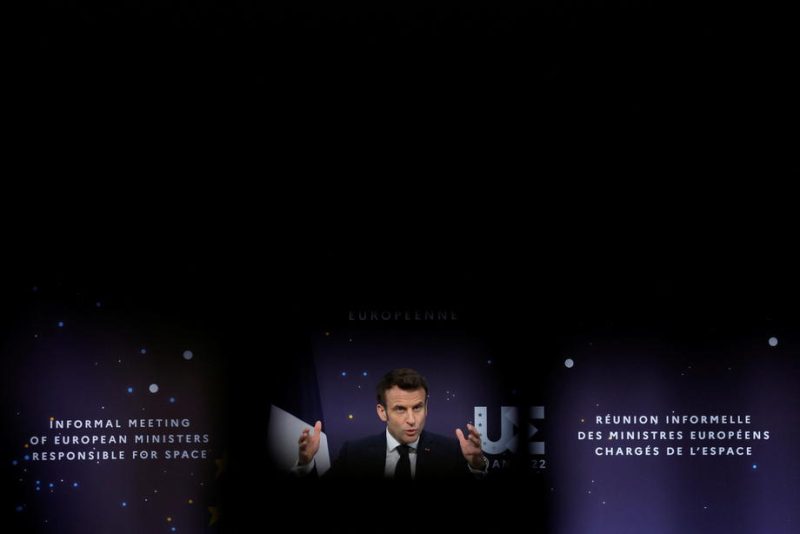 Emmanuel Macron plaide pour une Europe souveraine dans l'espace, un « bien commun »