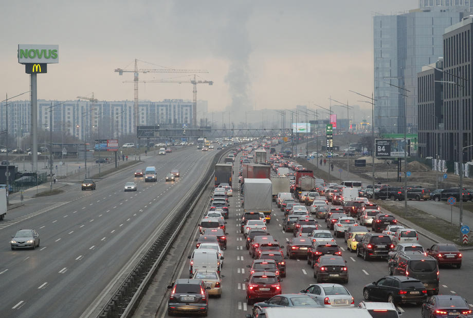 Long queues in Kiev as Russian troops enter Ukraine