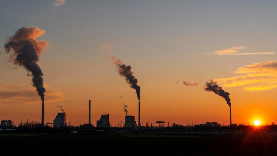 epa09680964 A general view on the coal-fired large-scale power plant Mannheim AG (GKM) in Mannheim, Germany, 12 January 2022. The German Federal Ministry for Climate Protection, Environment and Energy (BMU) is calling for immediate climate protection measures. One key point is the reform of the Renewable Energy Sources Act. To ensure that significantly more electricity is generated from wind and solar energy in the future, it is planned to increase the corresponding tender volumes. In addition, it is necessary to reconcile the expansion of wind power with the protection of species. According to the ministry, the targets set by the previous black-red-led government for this year will be missed by a wide margin, and next year will also be difficult.  EPA-EFE/RONALD WITTEK