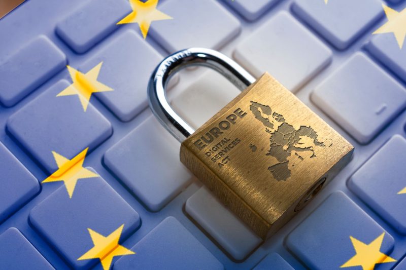 DSA : la présidence française propose un compromis sur les dark patterns, les mineurs et les compensations