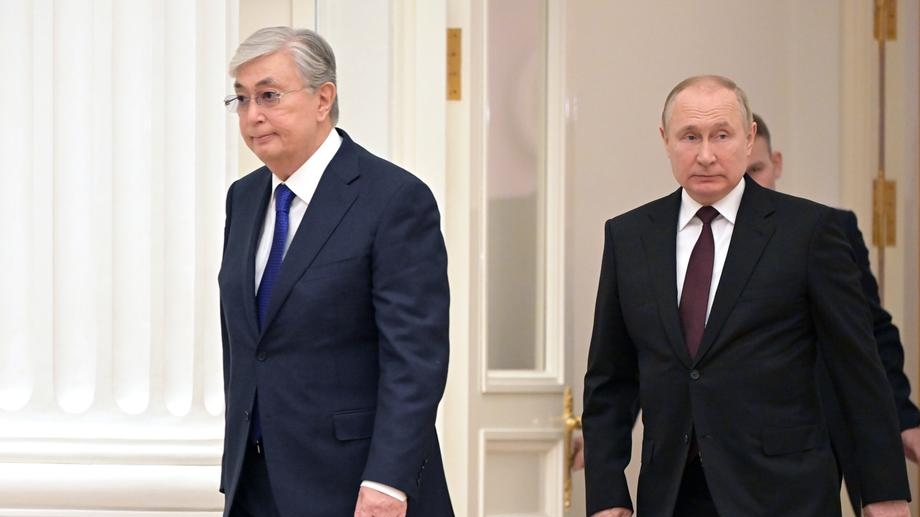 epa09744510 Russian President Vladimir Putin (R) and Kazakh President Kassym-Jomart Tokayev (L) arrive for a joint press conference following their talks at the Kremlin in Moscow, Russia, 10 February 2022. The Kazakh President is on a working visit to Moscow.  EPA-EFE/SERGEY GUNEEV/KREMLIN POOL/SPUTNIK / POOL MANDATORY CREDIT