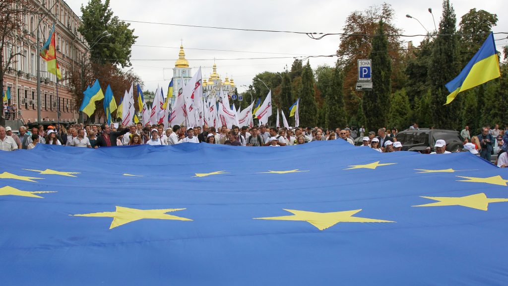 epa03835625 Ukrainians carry a giant EU flag during a parade to mark the Ukrainian Independence Day, in downtown Kiev, Ukraine, 24 August 2013. Ukrainians celebrate the 22nd anniversary of the Act of Declaration of Independence of Ukraine that was adopted by the Ukrainian parliament on 24 August in 1991.  EPA/ANDREW KRAVCHENKO